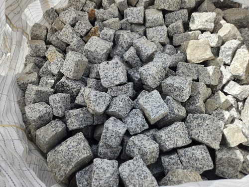 Przejdź do produktu Kostka Granitowa 4/6 Surowo-łupana - Strzegomska