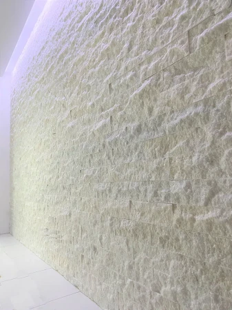 Kamień dekoracyjny marmur Pure White Brick 7x30 cm aranżacja na ścianie