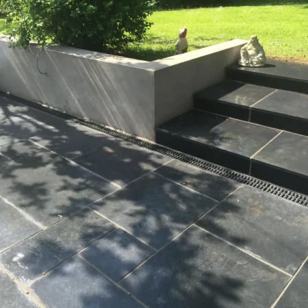 plytka-wapien-kadappa-black-limestone-naturalna-bebnowana-40x40-cm-amb2