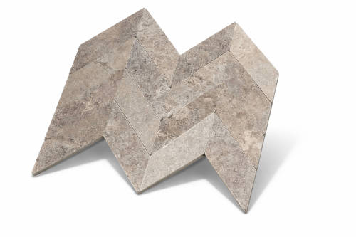 Przejdź do produktu Trawertyn Silver Ash bębnowany Chevron 7,5x30,5x1 cm