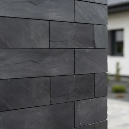 kamien-elewacyjny-dekoracyjny-lupek-black-slate-brick-10x30-cm-1.webp
