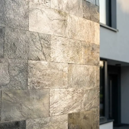 kamien-elewacyjny-dekoracyjny-kwarcytowy-silver-shine-brick-60x30-cm-amb.webp